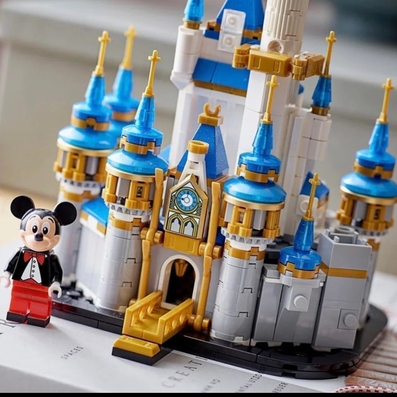 Disney 50th Anniversary Mini Castle Mickey - Picture 2 of 7